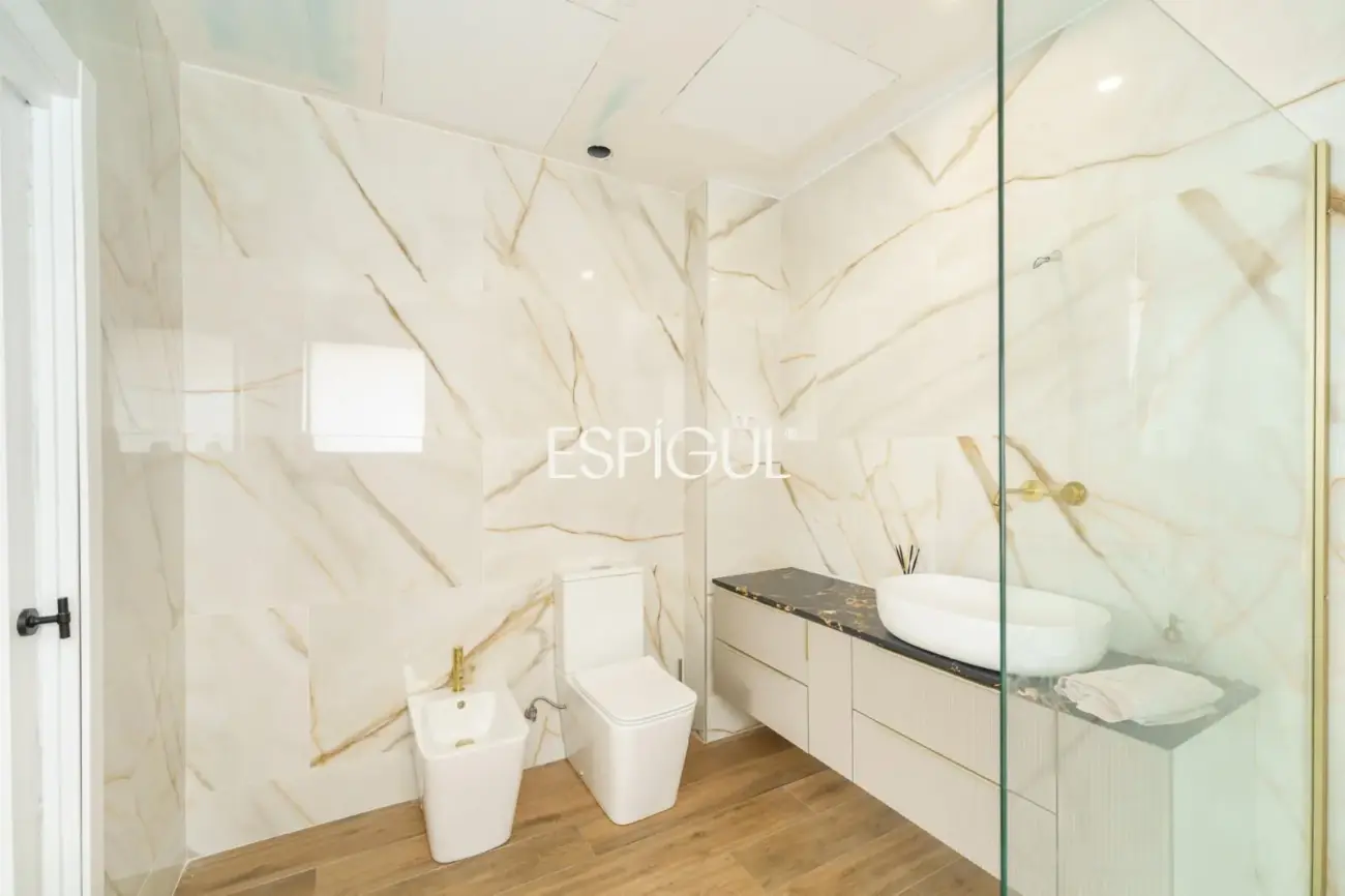 Casa de reciente construcción con piscina, jardín y vistas al mar.