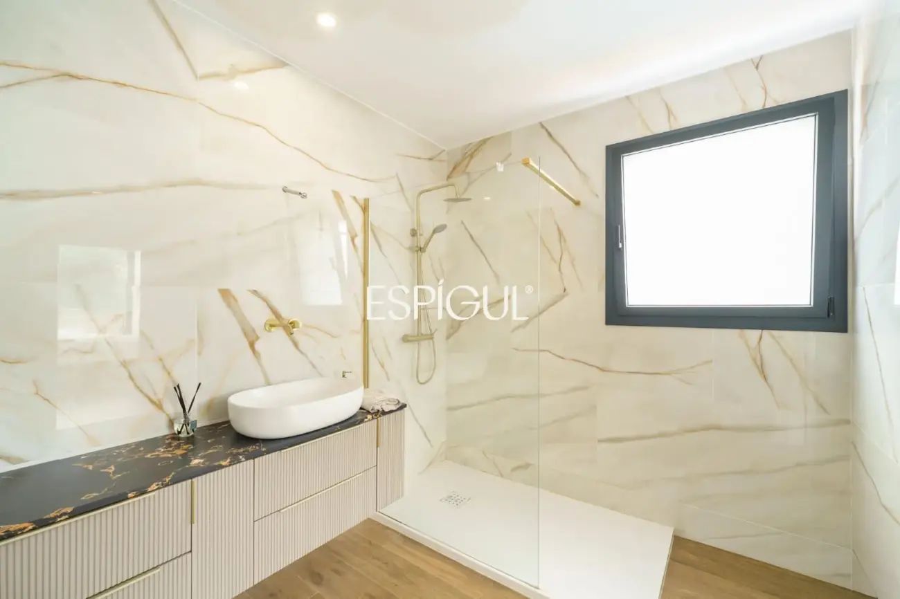 Casa de reciente construcción con piscina, jardín y vistas al mar.