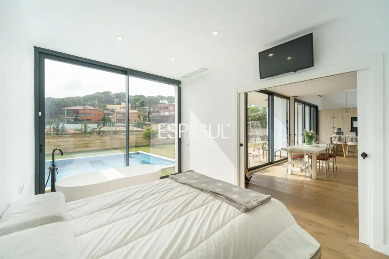 Casa de reciente construcción con piscina, jardín y vistas al mar.