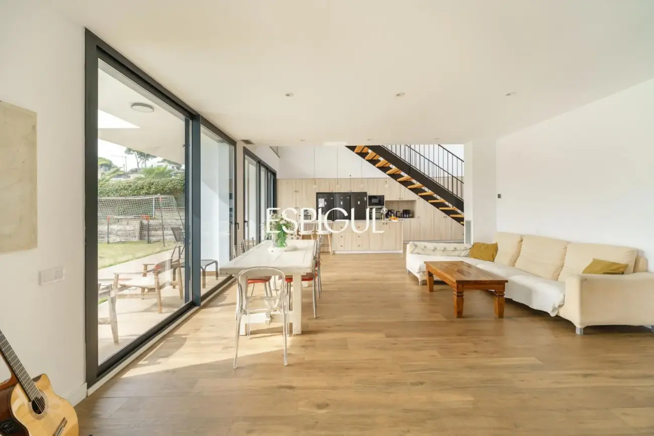 Casa de reciente construcción con piscina, jardín y vistas al mar.