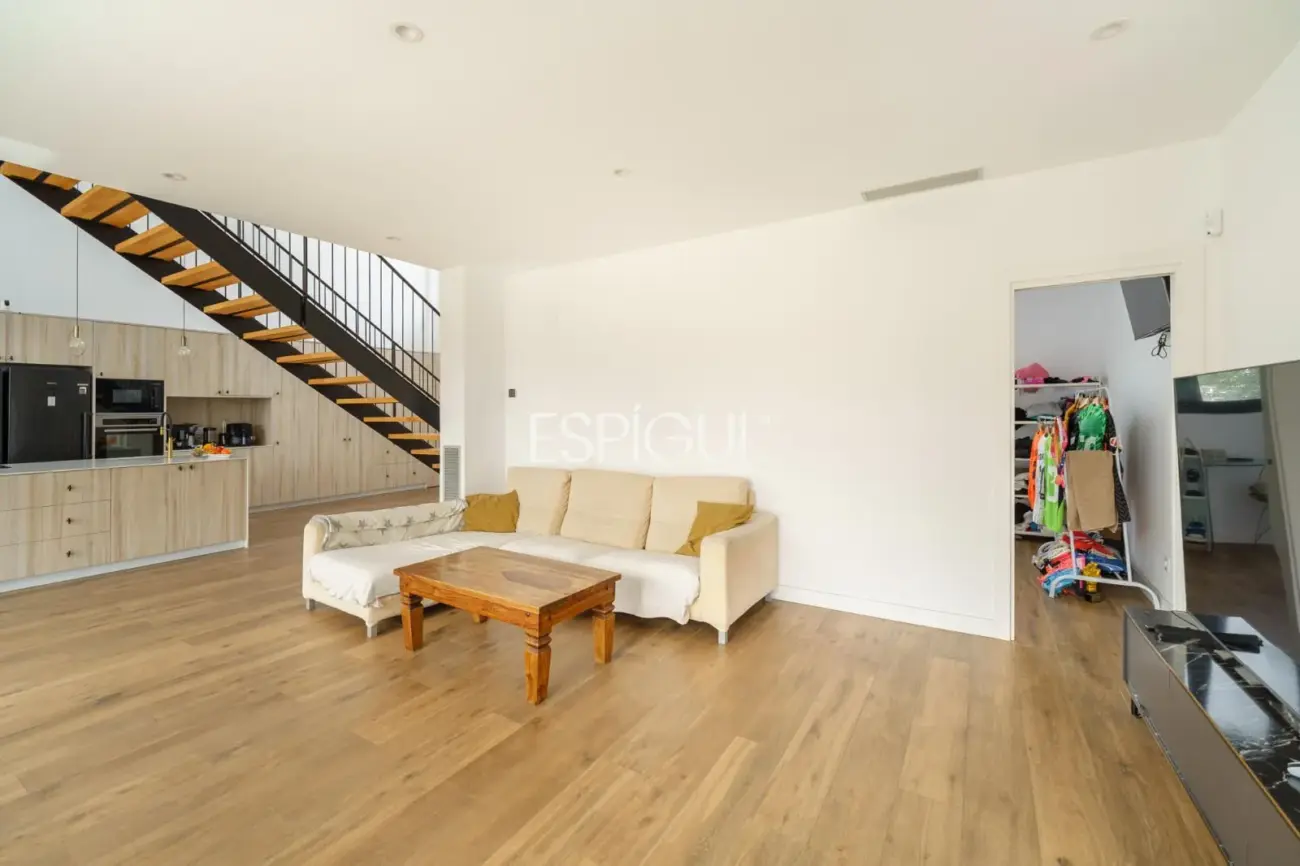 Casa de reciente construcción con piscina, jardín y vistas al mar.