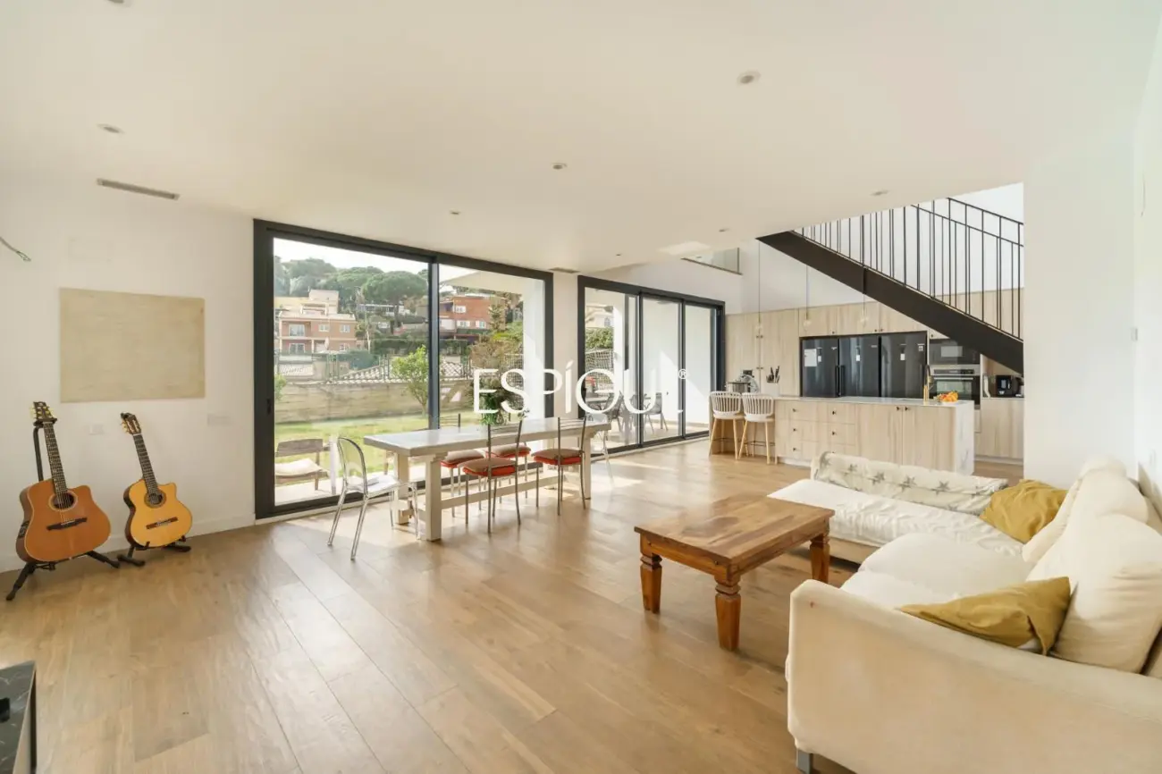 Casa de reciente construcción con piscina, jardín y vistas al mar.