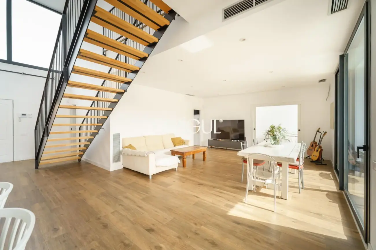 Casa de reciente construcción con piscina, jardín y vistas al mar.