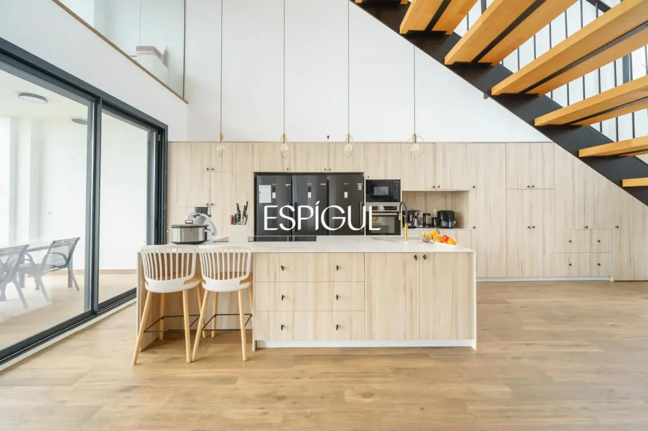 Casa de reciente construcción con piscina, jardín y vistas al mar.