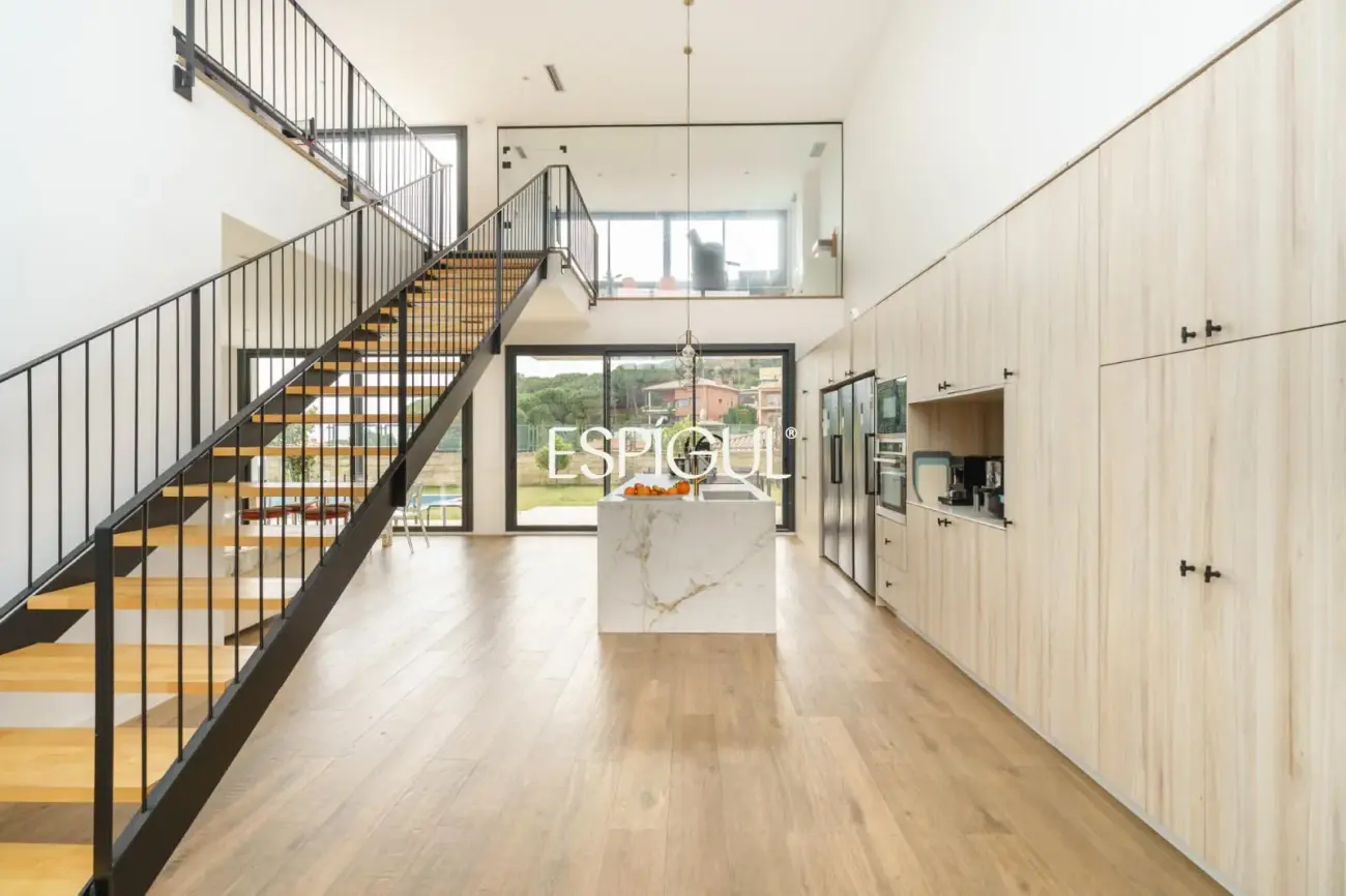 Casa de reciente construcción con piscina, jardín y vistas al mar.