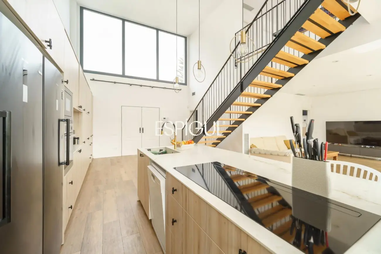 Casa de reciente construcción con piscina, jardín y vistas al mar.