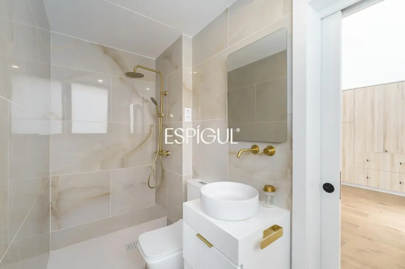 Casa de reciente construcción con piscina, jardín y vistas al mar.