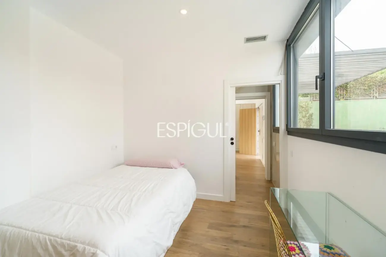 Casa de reciente construcción con piscina, jardín y vistas al mar.