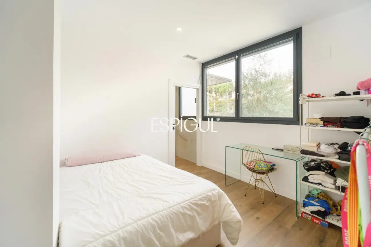 Casa de reciente construcción con piscina, jardín y vistas al mar.