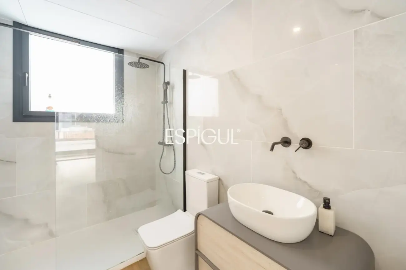 Casa de reciente construcción con piscina, jardín y vistas al mar.