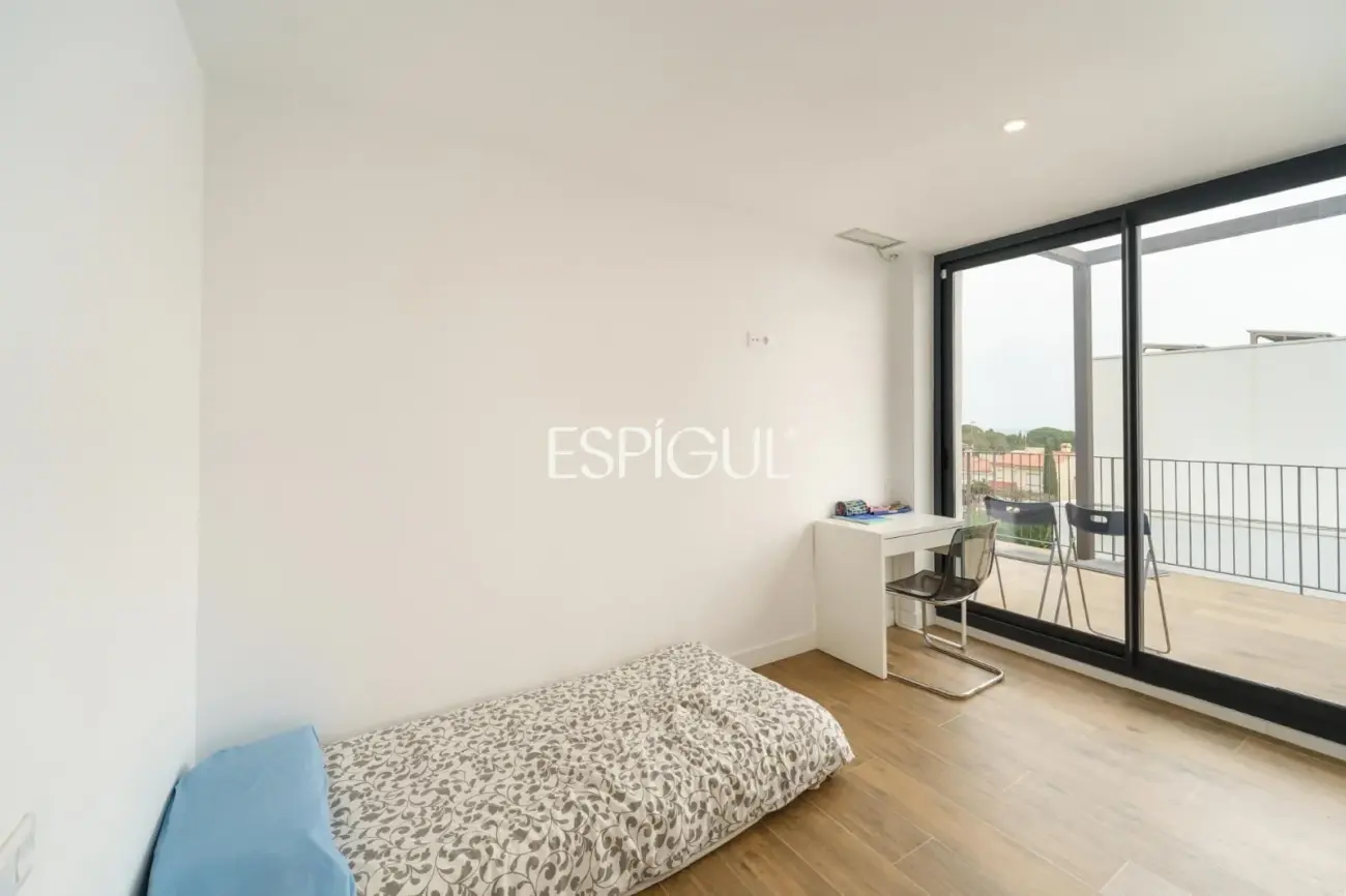 Casa de reciente construcción con piscina, jardín y vistas al mar.