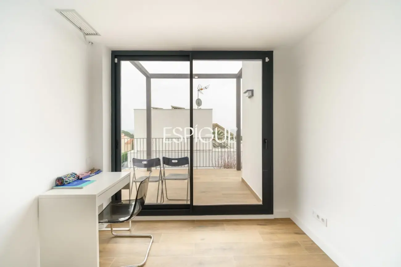 Casa de reciente construcción con piscina, jardín y vistas al mar.