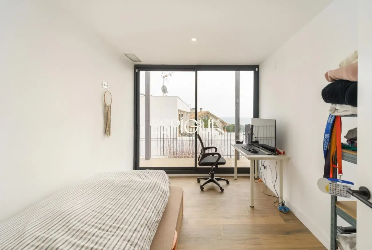 Casa de reciente construcción con piscina, jardín y vistas al mar.