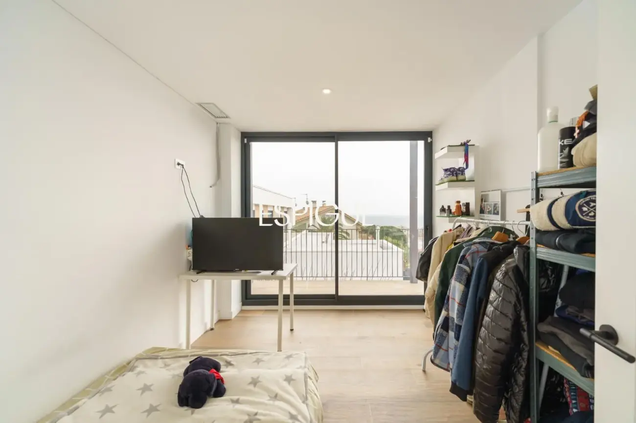 Casa de reciente construcción con piscina, jardín y vistas al mar.