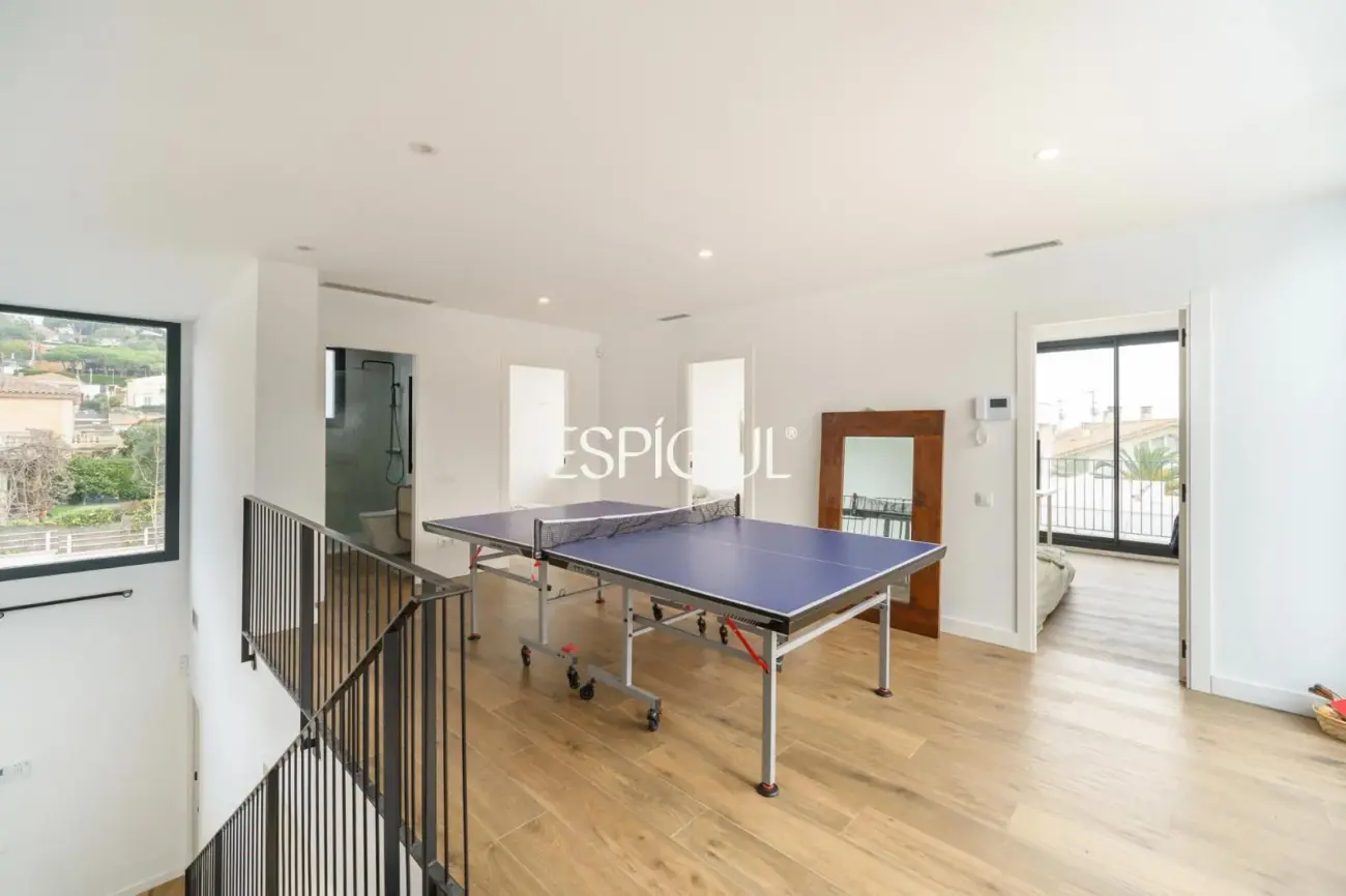 Casa de reciente construcción con piscina, jardín y vistas al mar.