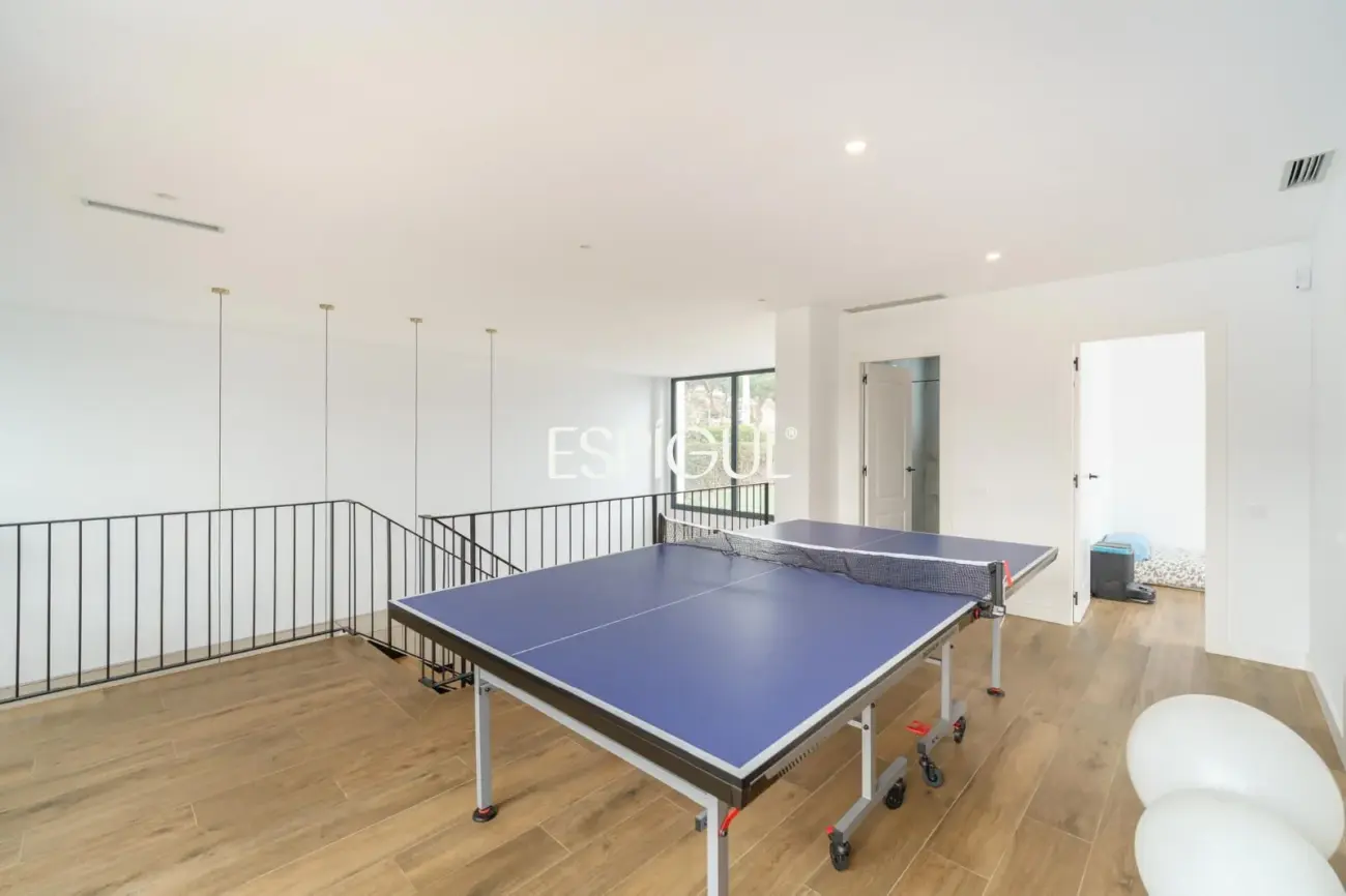 Casa de reciente construcción con piscina, jardín y vistas al mar.