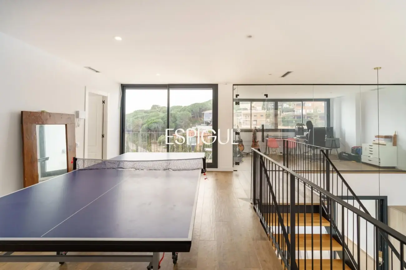 Casa de reciente construcción con piscina, jardín y vistas al mar.