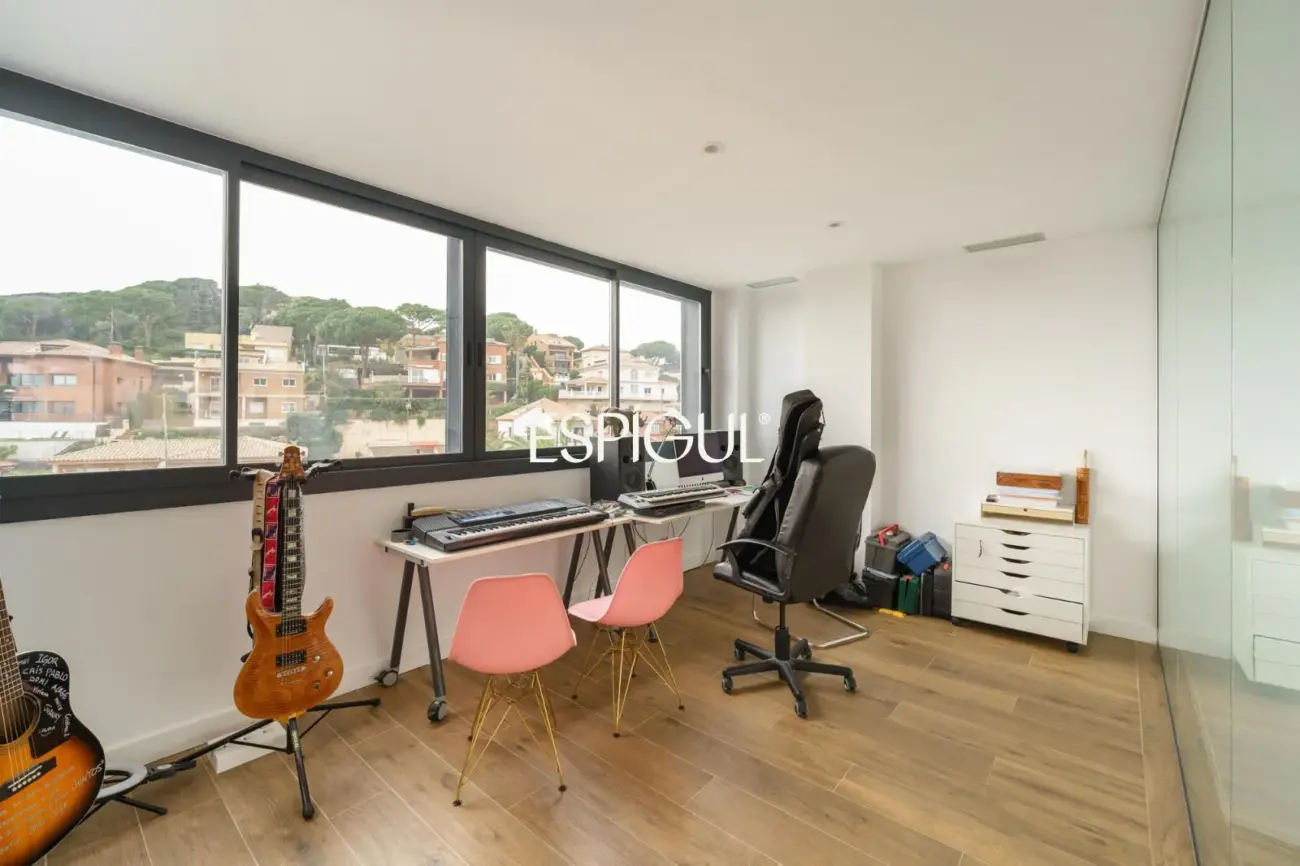 Casa de reciente construcción con piscina, jardín y vistas al mar.