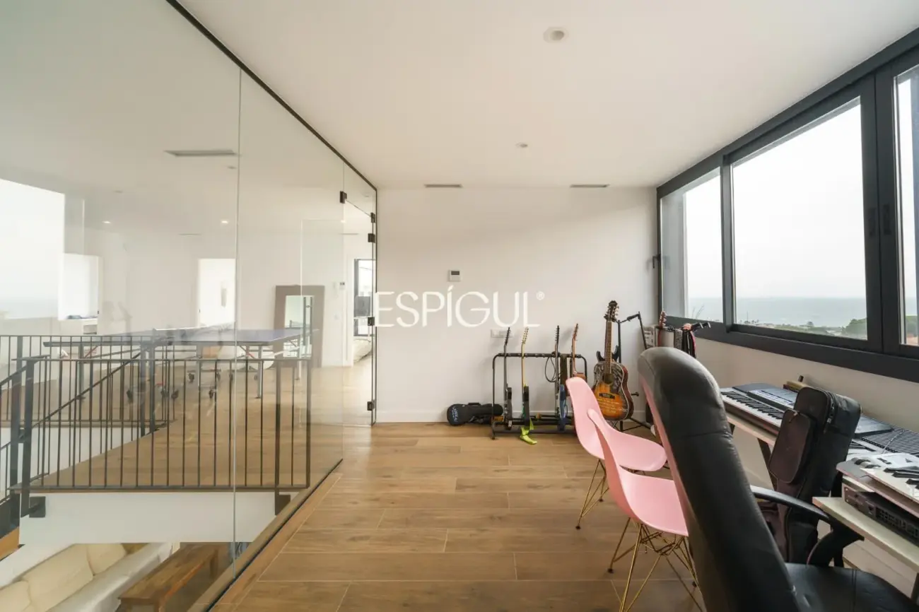 Casa de reciente construcción con piscina, jardín y vistas al mar.