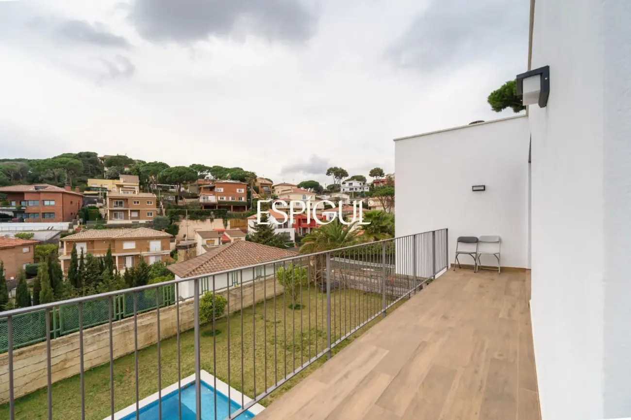 Casa de reciente construcción con piscina, jardín y vistas al mar.