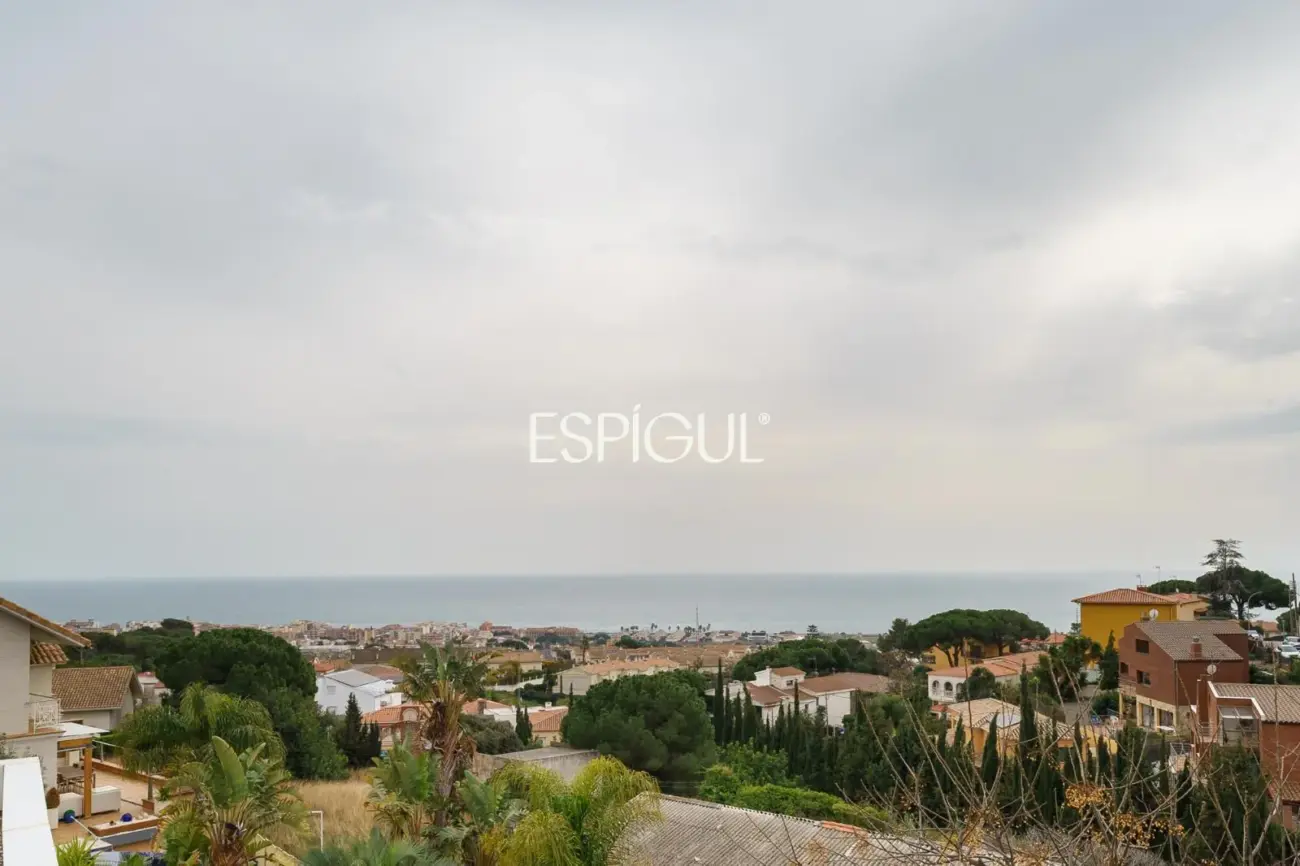 Casa de reciente construcción con piscina, jardín y vistas al mar.