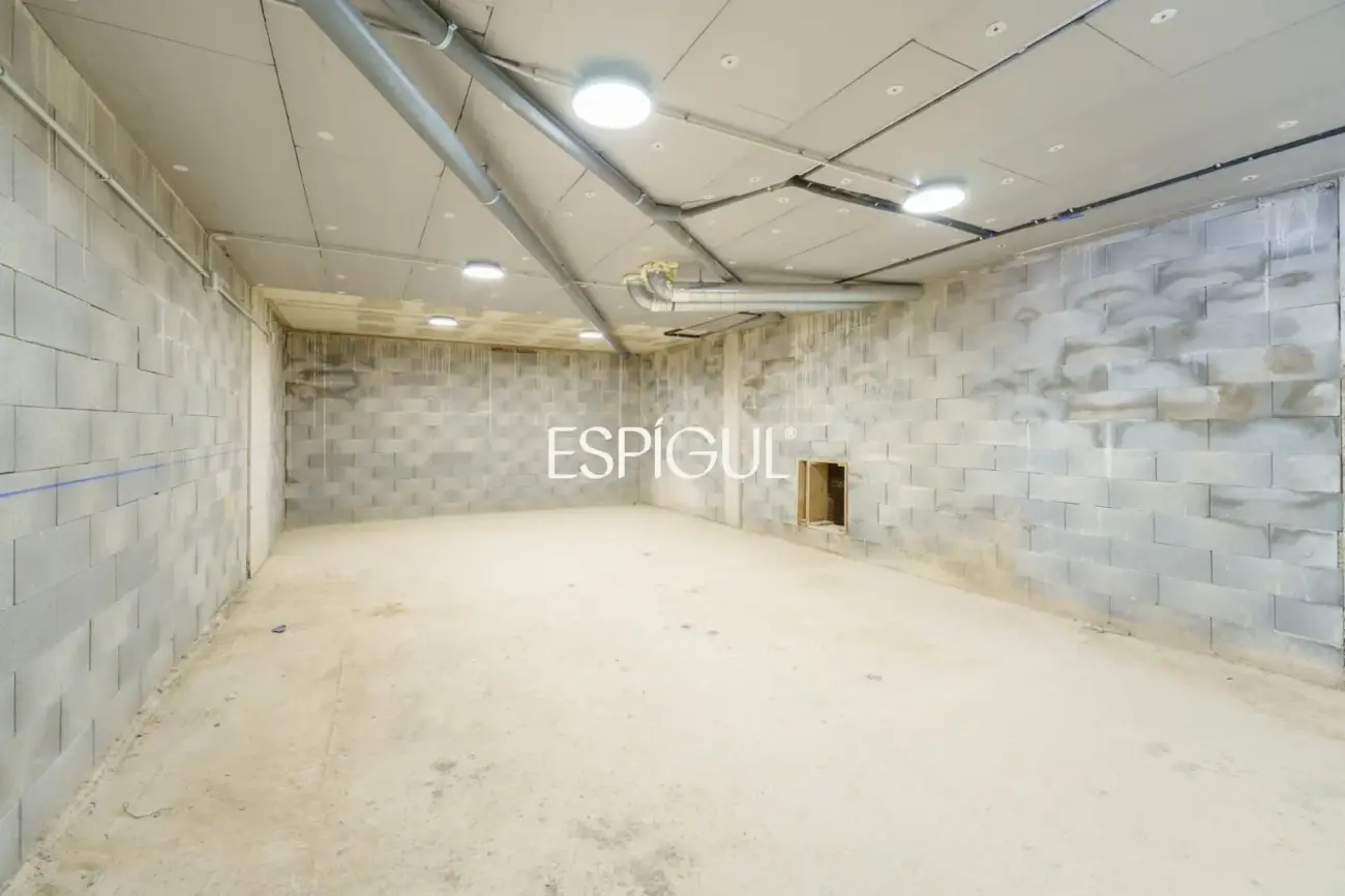 Casa de reciente construcción con piscina, jardín y vistas al mar.