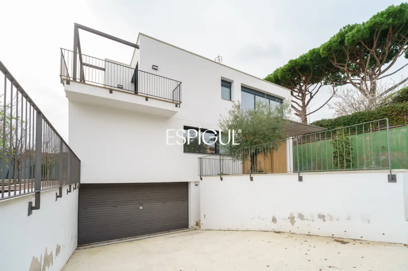 Casa de reciente construcción con piscina, jardín y vistas al mar.