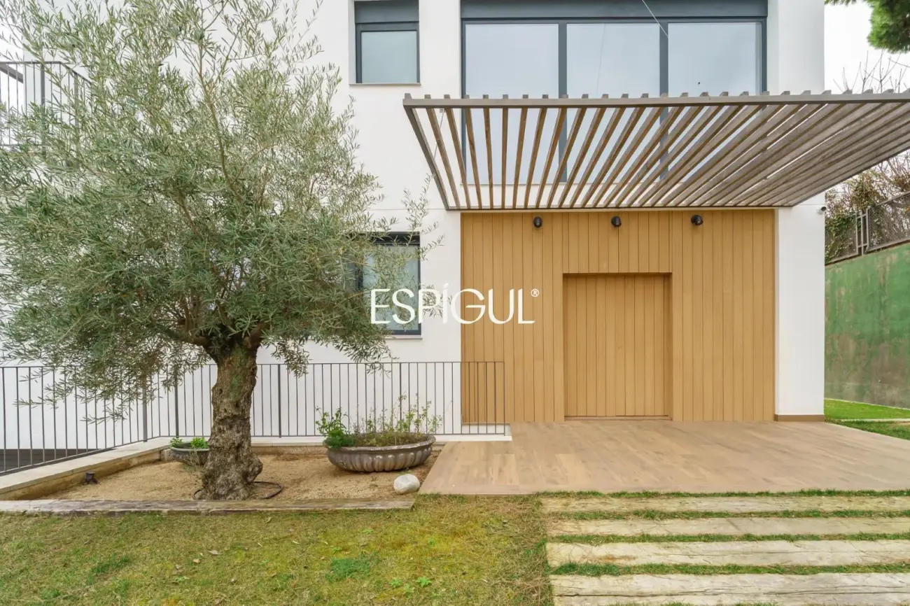 Casa de reciente construcción con piscina, jardín y vistas al mar.