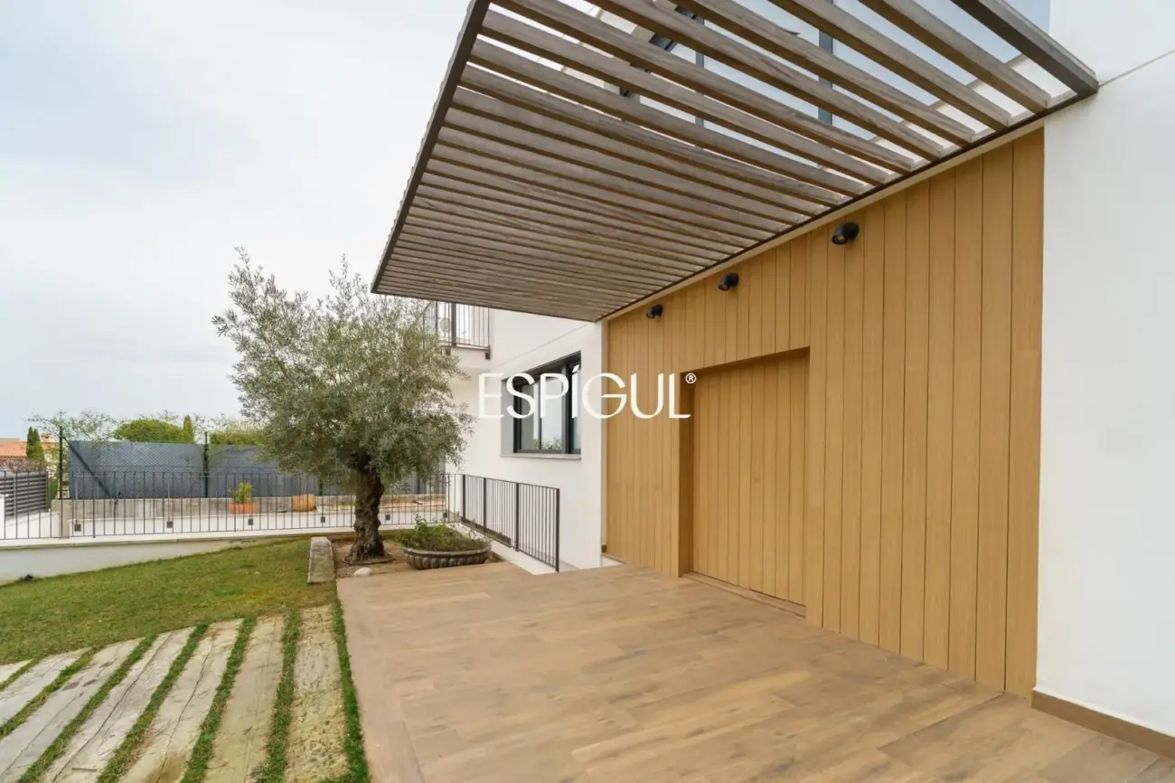 Casa de reciente construcción con piscina, jardín y vistas al mar.