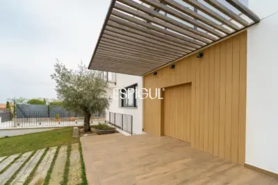 Casa de reciente construcción con piscina, jardín y vistas al mar.