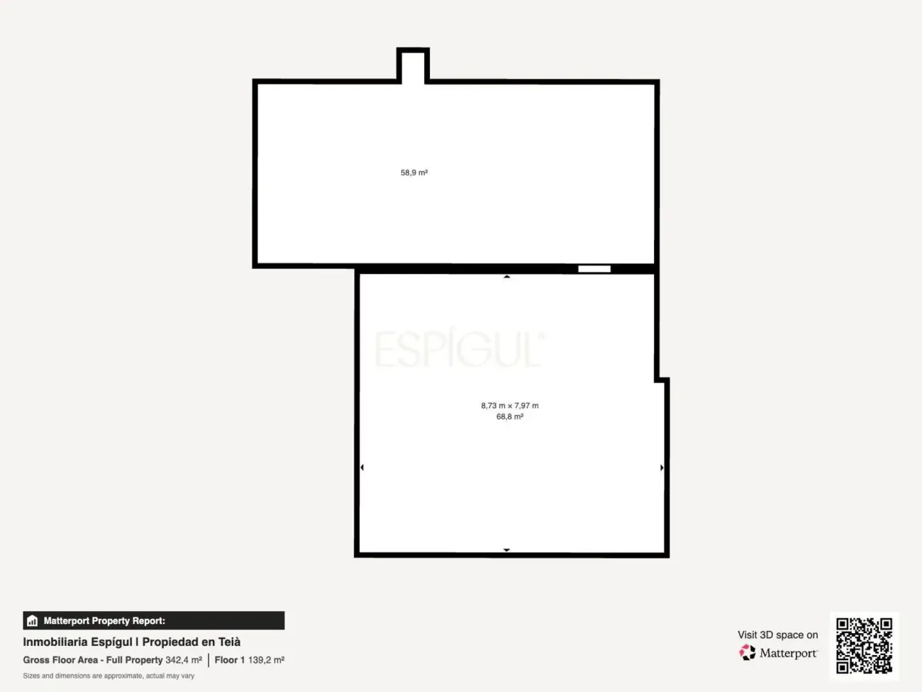Casa de reciente construcción con piscina, jardín y vistas al mar.
