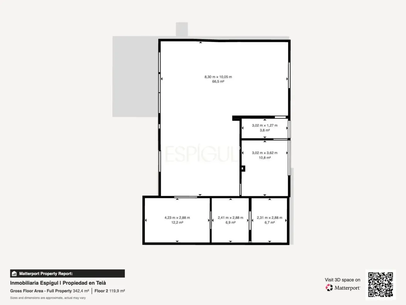 Casa de reciente construcción con piscina, jardín y vistas al mar.