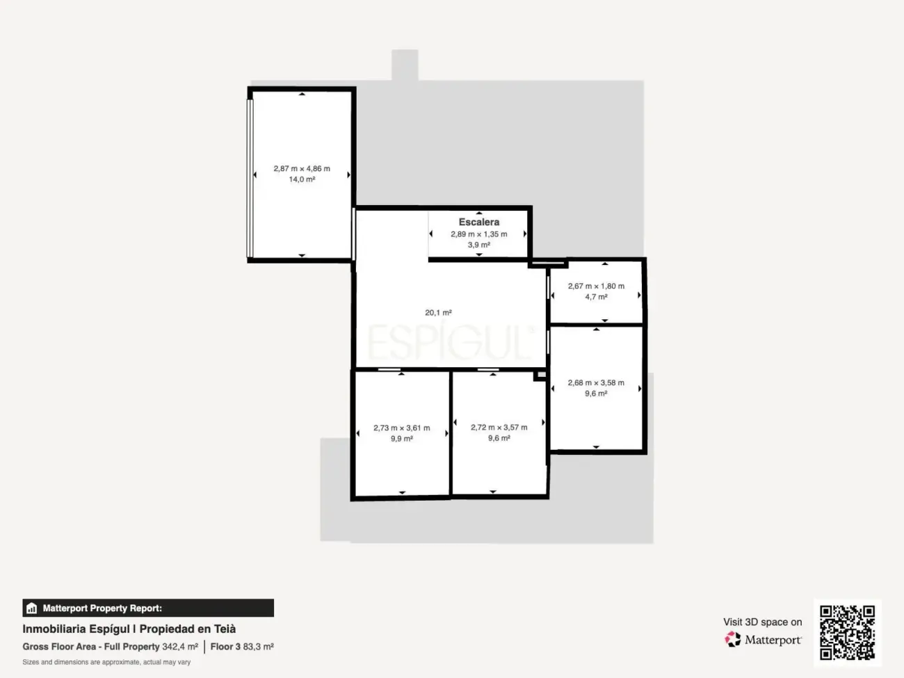 Casa de reciente construcción con piscina, jardín y vistas al mar.