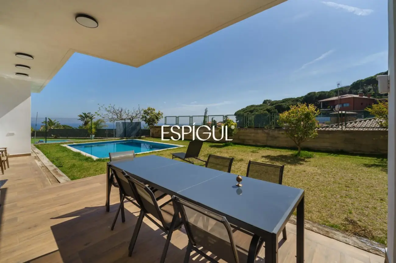 Дом новой постройки с бассейном, садом и видом на море в Премья-де-Дальт