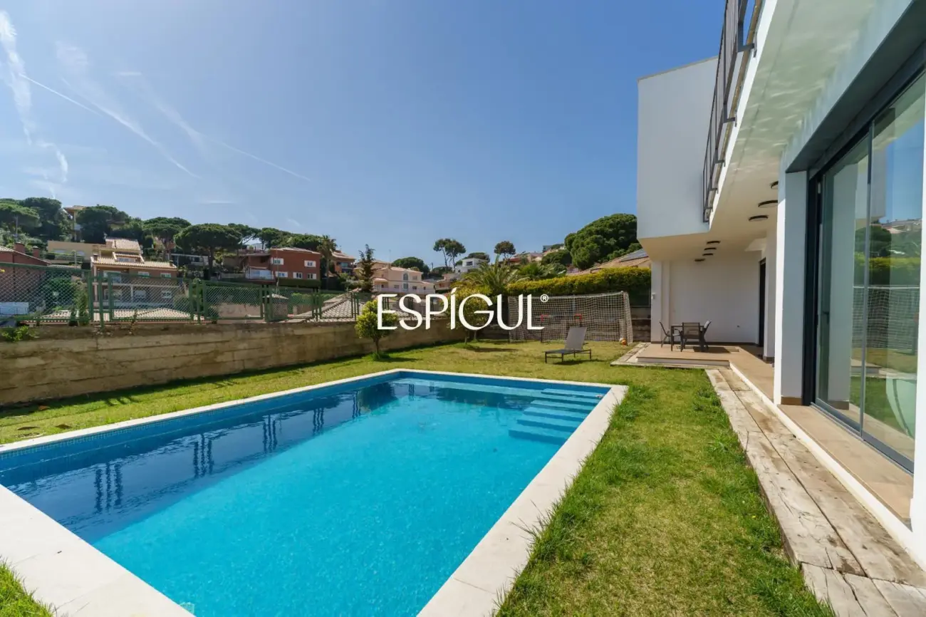 Дом новой постройки с бассейном, садом и видом на море в Премья-де-Дальт