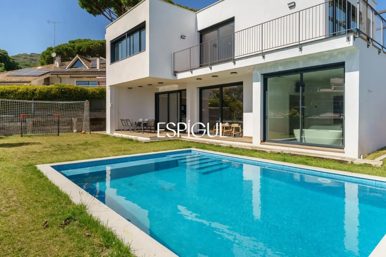Casa de reciente construcción con piscina, jardín y vistas al mar en Premia de dalt