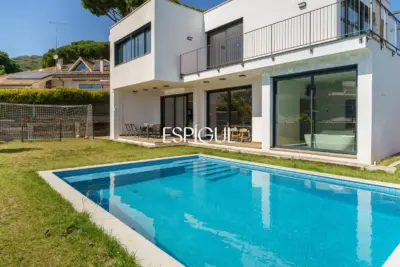 Дом новой постройки с бассейном, садом и видом на море в Премья-де-Дальт