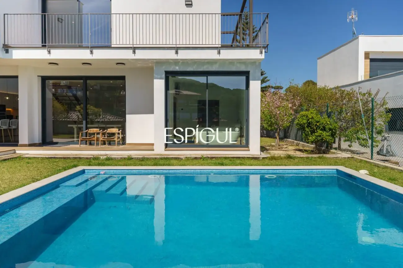 Casa de reciente construcción con piscina, jardín y vistas al mar en Premia de dalt