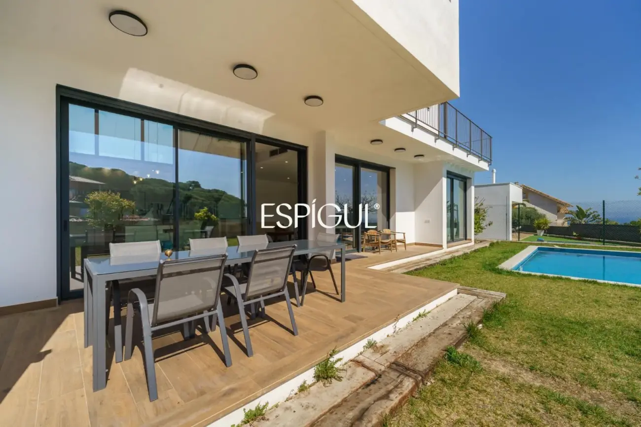 Дом новой постройки с бассейном, садом и видом на море в Премья-де-Дальт