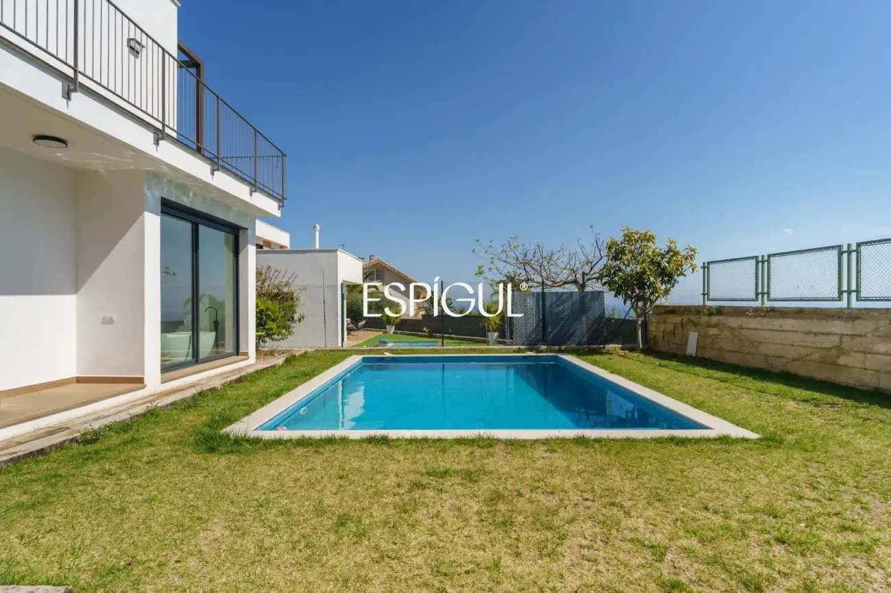 Дом новой постройки с бассейном, садом и видом на море в Премья-де-Дальт