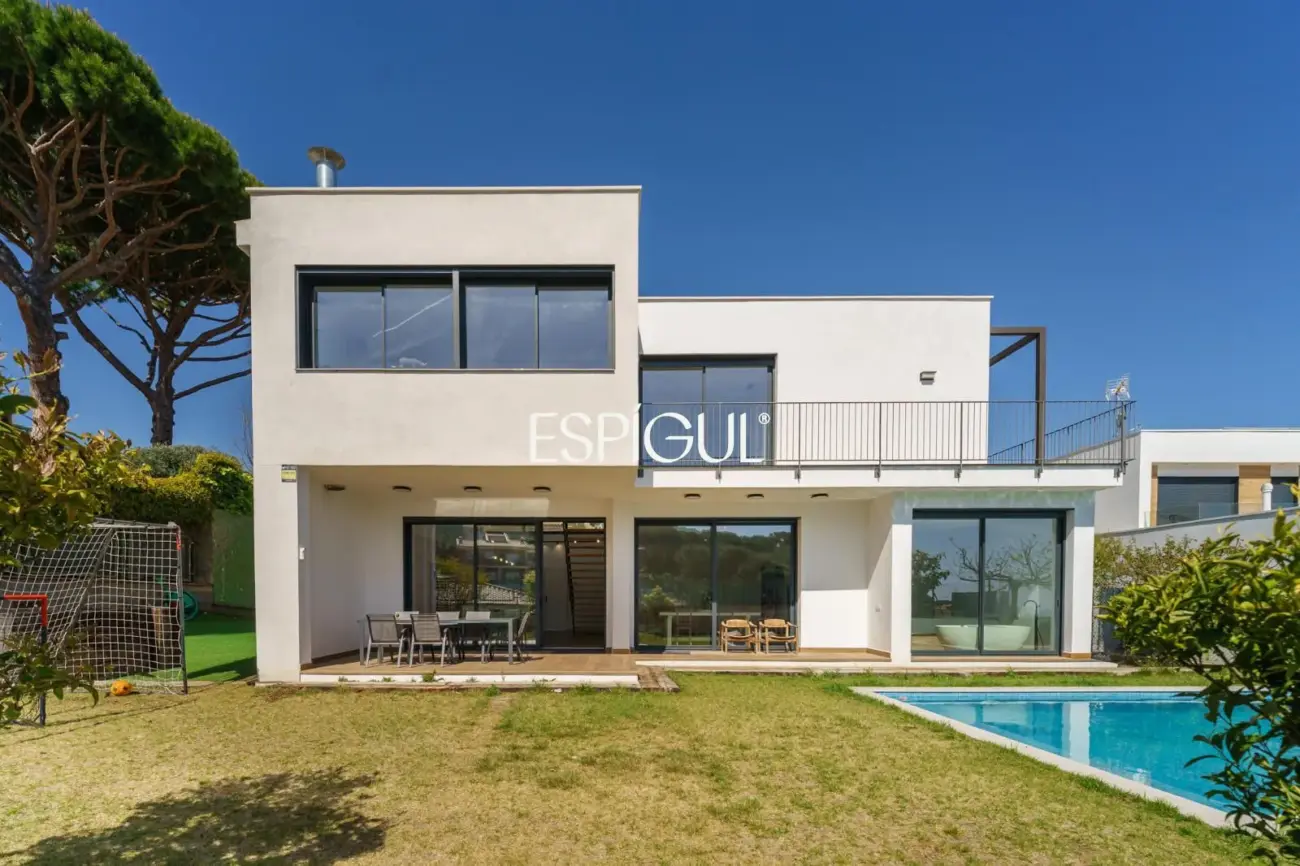 Дом новой постройки с бассейном, садом и видом на море в Премья-де-Дальт