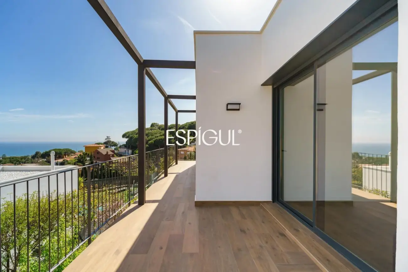 Дом новой постройки с бассейном, садом и видом на море в Премья-де-Дальт