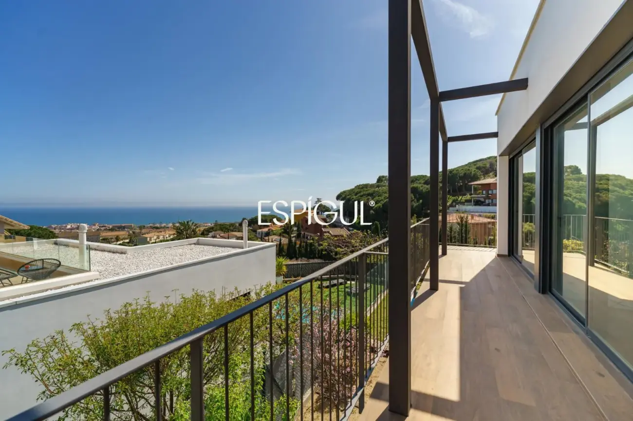 Дом новой постройки с бассейном, садом и видом на море в Премья-де-Дальт