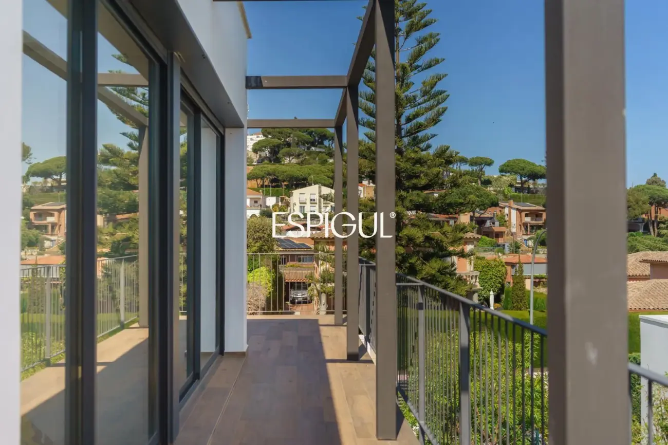 Дом новой постройки с бассейном, садом и видом на море в Премья-де-Дальт