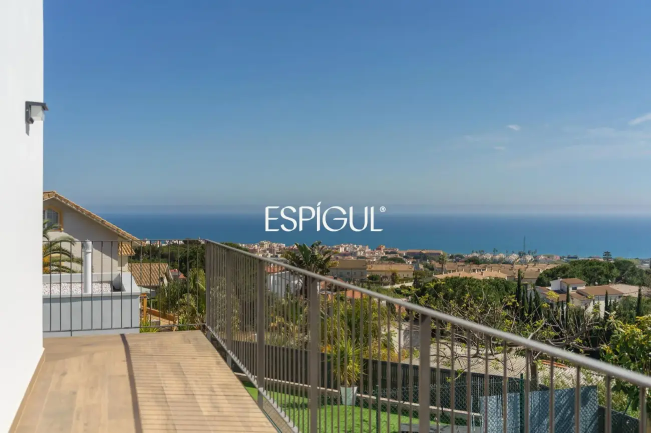 Дом новой постройки с бассейном, садом и видом на море в Премья-де-Дальт