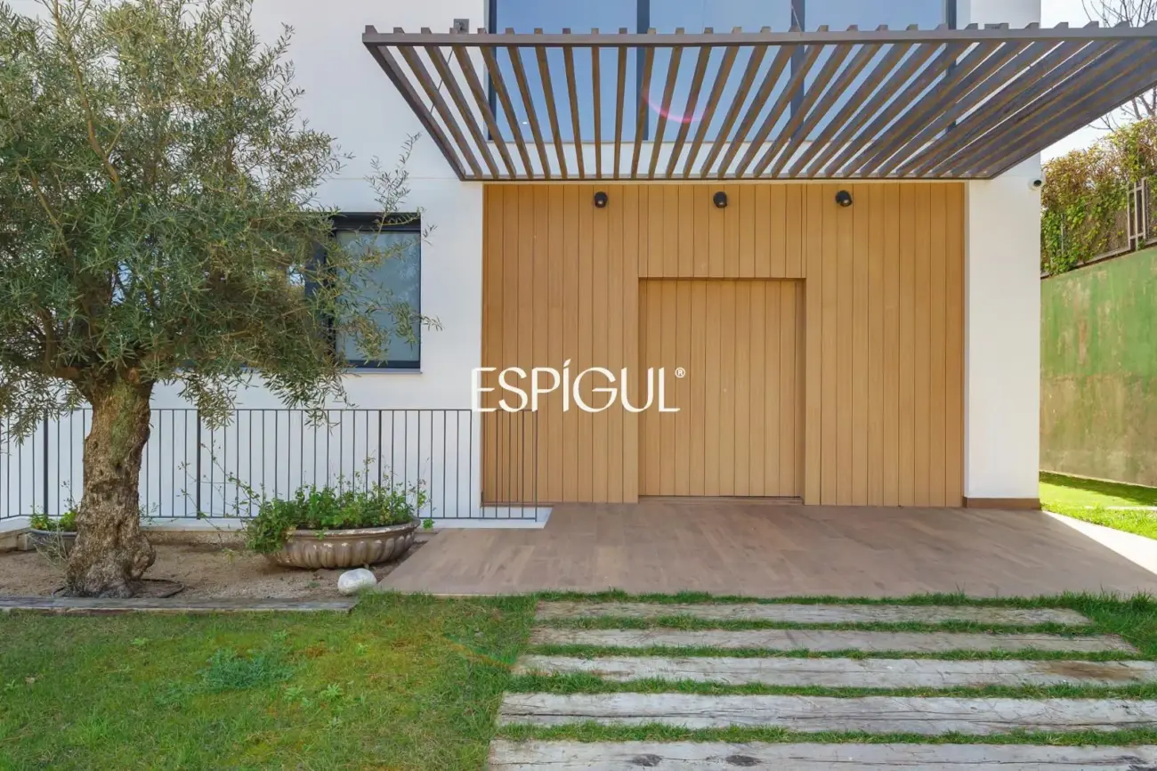 Дом новой постройки с бассейном, садом и видом на море в Премья-де-Дальт