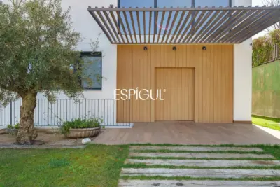 Дом новой постройки с бассейном, садом и видом на море в Премья-де-Дальт