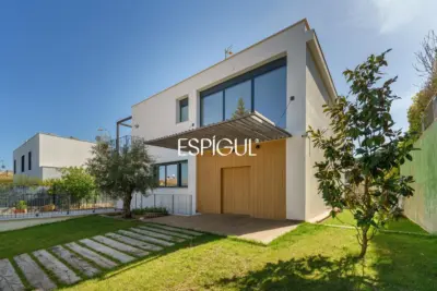Casa de reciente construcción con piscina, jardín y vistas al mar en Premià de dalt