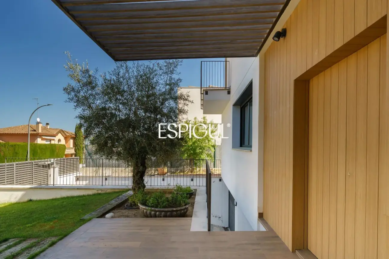 Дом новой постройки с бассейном, садом и видом на море в Премья-де-Дальт