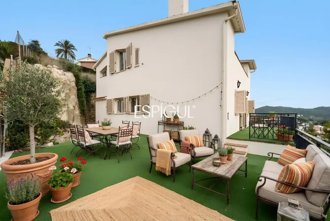 Casa independent a reformar amb excel·lents vistes al mar a Alella